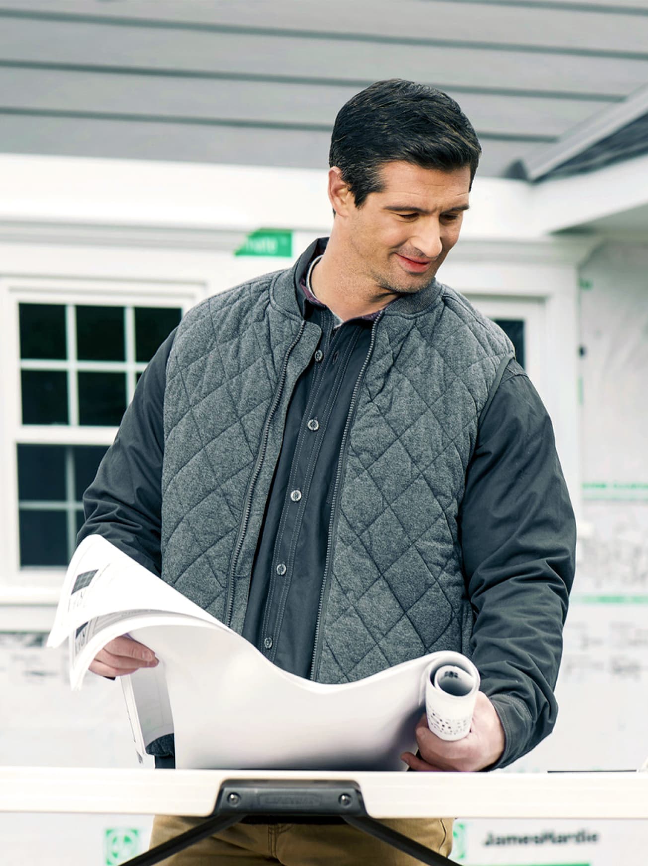 contractor-client-reviewing-james-hardie-website-tablet contractor-client-reviewing-james-hardie-website-tablet