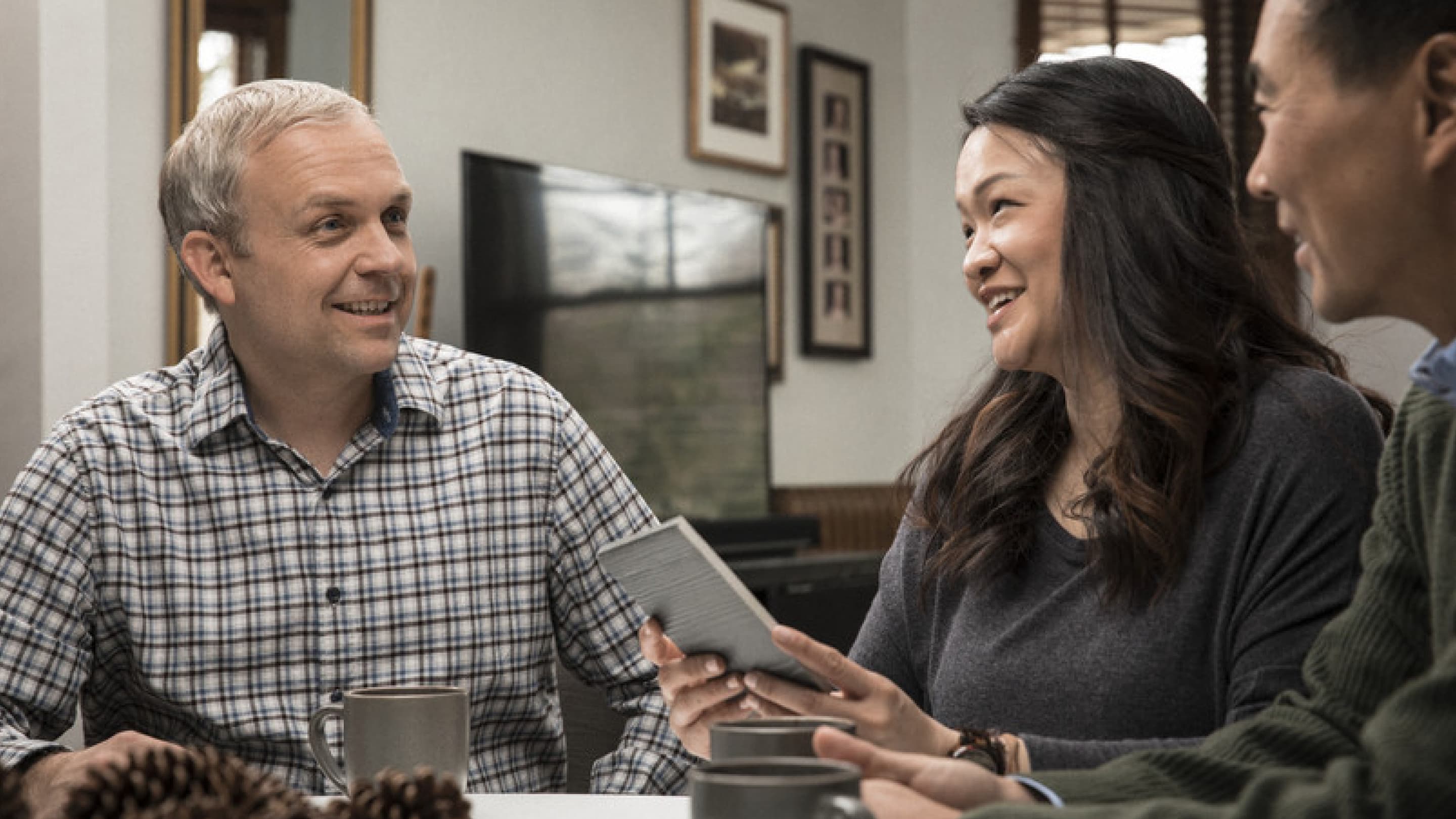 couple-meeting-with-contractor-hardie-samples couple-meeting-with-contractor-hardie-samples